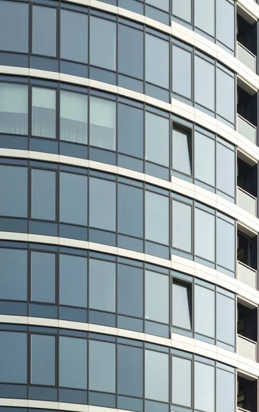 Fachada Vidro Edifício Moderno Céu Nublado Reflete Vidro — Fotografia de Stock