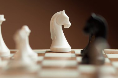 Çatışma kavramı. Yakın çekim gemide satranç figürleri.