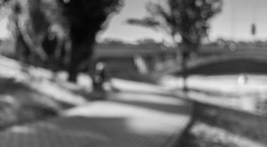 Tek renkli kanal günbatımında. Ufuk cityscape. Nazik bokeh