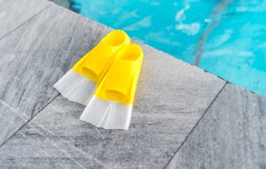 Bir çift palet mermer katında yüzme havuzu tarafından sarı.