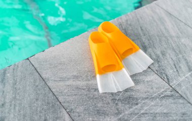 Bir çift palet mermer katında yüzme havuzu tarafından Orange.