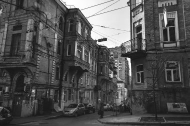 Kiev, Ukrayna, 9 Nisan 2014. Sofievska Street ve Mikhailovsky Lane Kavşağı'nda yaşlı bir adam