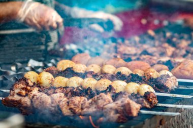 Lezzetli şiş kebap pişirme işlemi. Izgara et
