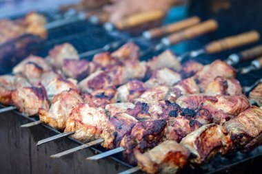 Lezzetli şiş kebap pişirme işlemi. Izgara et