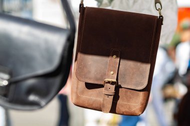 Bir metal toka ile kahverengi deri çanta