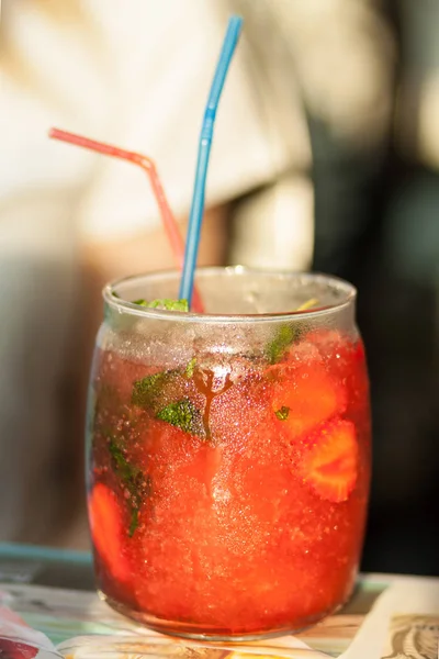 Fragola Sangria Una Bevanda Spagnola Vino Rosso Mescolato Con Limonata — Foto Stock