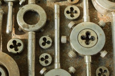 Paslı metal yüzey yakın çekim üzerinde ölür iş parçacığı oluşturma