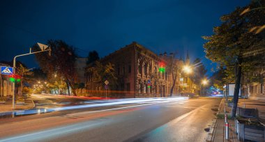 Kiev, Ukrayna, 1 Ekim 2018. Ünlü çikolata evi. Geceleri otomobil sürücüsü Shovkovychna Caddesi üzerinde. Shovkovychna Street ve Pylyp Orlyk sokak