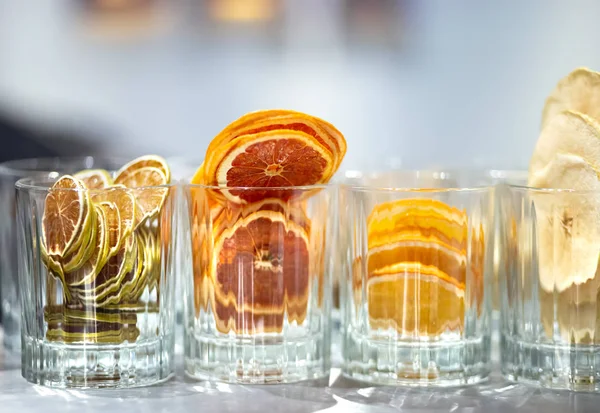 Torkad Frukt Skivor Glas Frukt Chips Närbild — Stockfoto