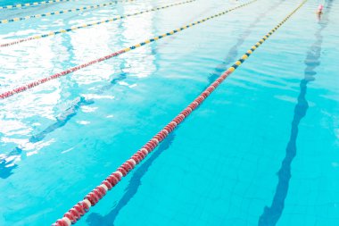 Açık su Yüzme Havuzu. Su yüzeyi üzerine düşünceler.