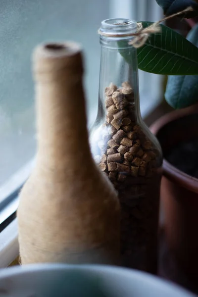 Бутылка Деревянными Зернами Внутри Низком Освещении — стоковое фото