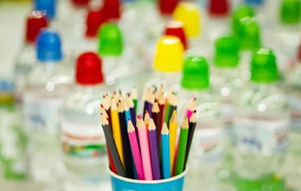 Verre Avec Crayons Couleur Beaucoup Bouteilles Eau Sur Fond — Photo