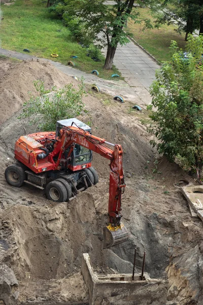 Red Excavator Digging Pit Repair Water Pipes — Stock Photo, Image