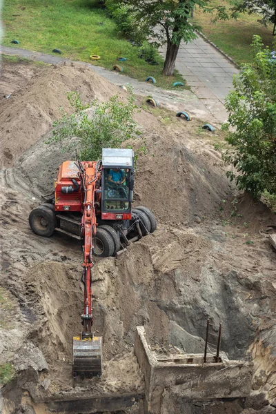 Red Excavator Digging Pit Repair Water Pipes — Stock Photo, Image