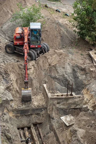 Red Excavator Digging Pit Repair Water Pipes — Stock Photo, Image