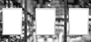 Alüminyum çerçeve içinde boş beyaz posterler. Cam vitrin sokakta. Mockup için arka plan