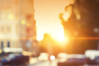 Cam üzerinde yağmur damlaları. Bulanık zemin. Yağmurlu trafik. Islak penceresini görüntülemek.