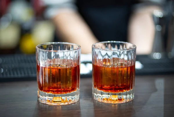 Dos Vasos Whisky Mostrador Del Bar —  Fotos de Stock