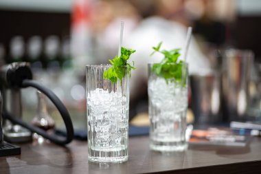 İki bardak buz ve nane bar counter