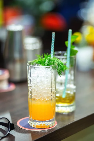 Cóctel Naranja Con Hielo Eneldo Mostrador Del Bar —  Fotos de Stock