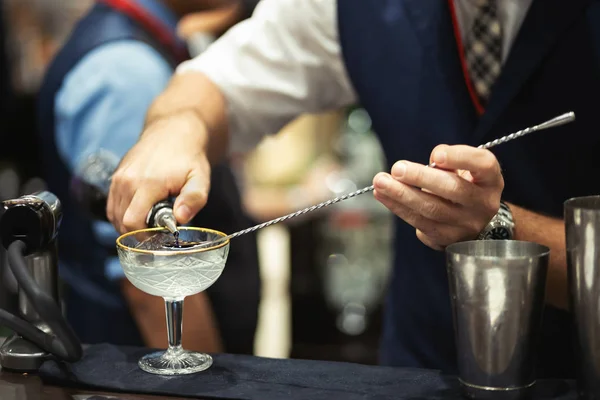 Barmen Prepara Cocktail Con Cucchiaio Bar — Foto Stock