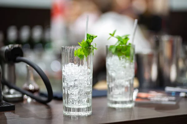 Due Bicchieri Con Ghiaccio Menta Sul Bancone Del Bar — Foto Stock