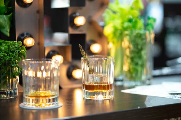 Due Bicchieri Whisky Quasi Vuoti Sul Bancone Del Bar — Foto Stock