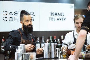 Kiev, Ukrayna, 28 Eylül 2018. Yahudi barmen barometre Uluslararası çubuğunda göster