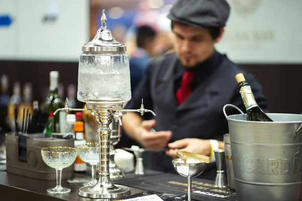 Kiev Ucrania Septiembre 2018 Elegante Barman Espectáculo Bar Internacional Barometer —  Fotos de Stock