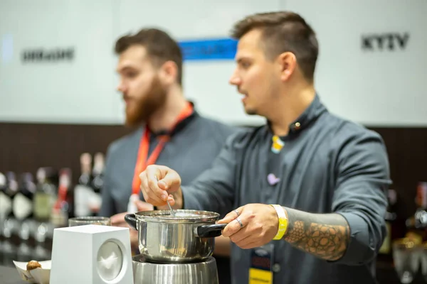 Kyjev Ukrajina Září 2018 Barman Kastrol Barometr Mezinárodní Bar Show — Stock fotografie