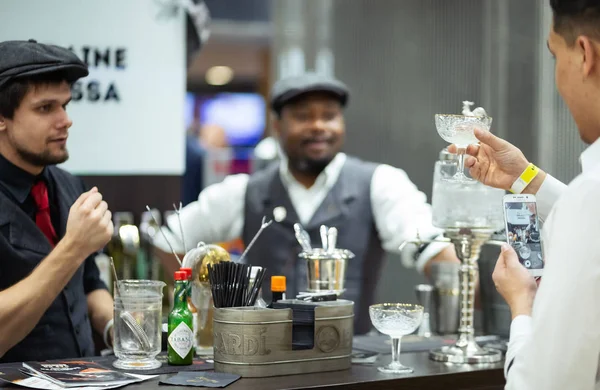 Kiev Ucraina Settembre 2018 Uomo Riprende Preparazione Cocktail Barometro International — Foto Stock