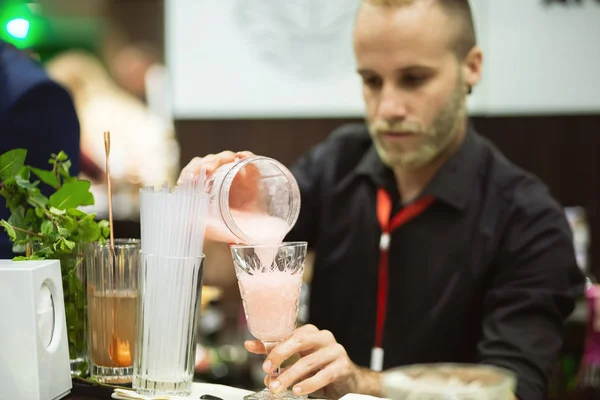 Kiev Ukraina September 2018 Bartender Förbereder Cocktail Barometer Internationell Bar — Stockfoto