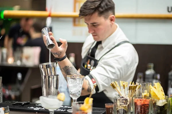 Kyjev Ukrajina Září 2018 Barman Připravuje Koktejl Barometr Mezinárodní Bar — Stock fotografie