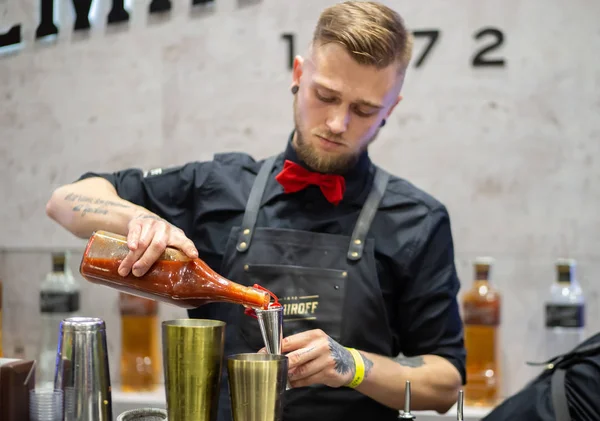 Kyjev Ukrajina Září 2018 Mladý Barman Připravuje Koktejl Bloody Mary — Stock fotografie