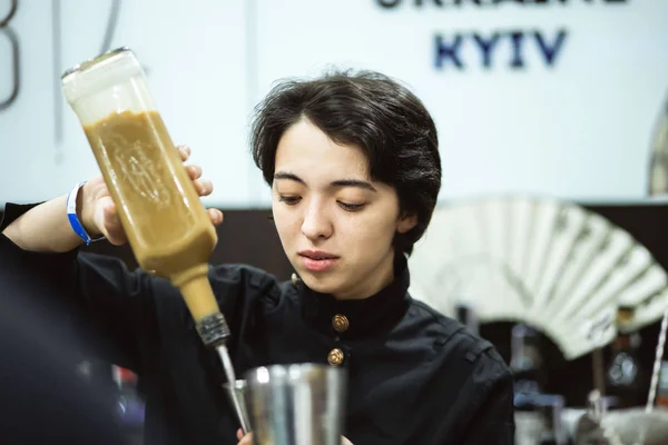 Киев Украина Сентября 2018 Года Женщина Бармен Готовит Коктейль Международной — стоковое фото