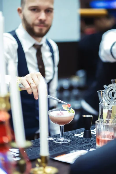 Kiev Ukraina September 2018 Pricken Bartendern Lägger Blomblad Till Cocktail — Stockfoto