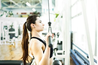 Çekme makinesinde egzersiz yapan genç kadınlar