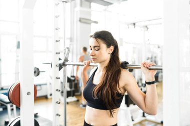 Güç raf bir halter ile Yorgun güzel genç kadınlar