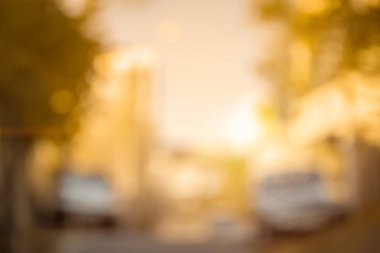 Bulanık sonbahar günbatımı sokak. Yavaşça akşam bokeh arka plan