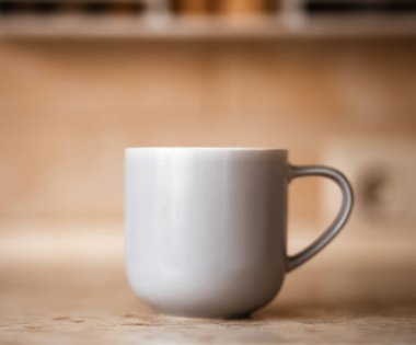 Boş gri kupa mutfak çalışma yüzeyi. Mockup için arka plan