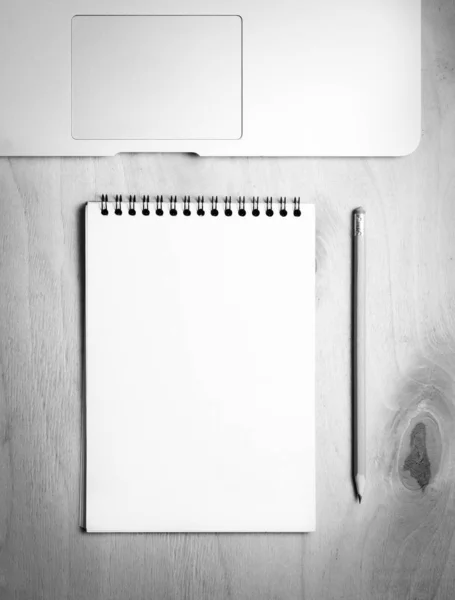 Lo esencial de los negocios. Vista superior del cuaderno en blanco espiral . —  Fotos de Stock
