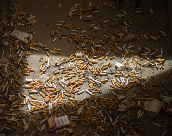 Beaucoup de mégots de cigarette sur le sol — Photo