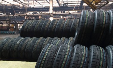 Lastik üzerinde üretim üretmek sonra araç lastikleri bitki yerdeki istifleme 