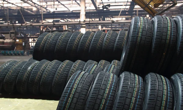 Lastik üzerinde üretim üretmek sonra araç lastikleri bitki yerdeki istifleme 