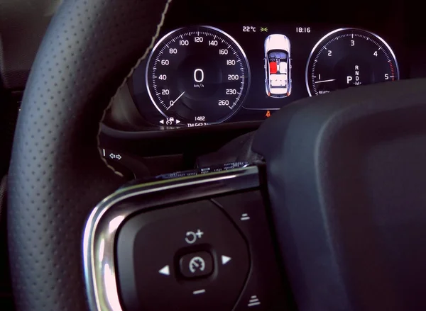 汽车仪表板和控制方向盘上的巡航控制按钮 — 图库照片
