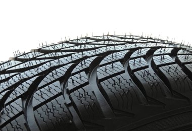 Beyaz arka plan üzerinde yeni otomobil lastiği ayrıntılı görüntü