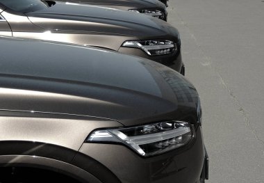 Aynı araba ön kısmında kalın çizgi asfalt üzerinde 