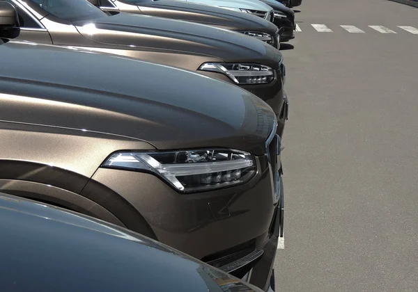 Çizgi asfalt üzerinde kalmak aynı araçların ön parça 