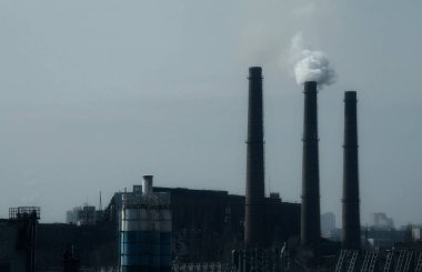 Bacalardan duman gökyüzü altında hava kirletici Sanayi Fabrikası'nın  