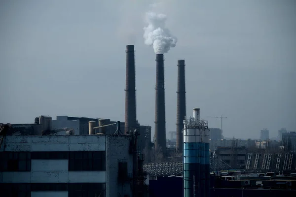 産業プラント煙スタックから排出される有毒な煙 — ストック写真